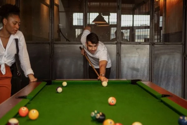 snooker match crowd